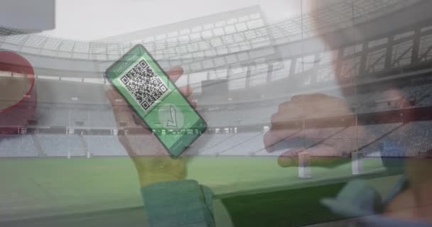 Animacja Człowieka Trzymającego Smartfona Paszportem Szczepień Stadionie Globalna Koncepcja Pandemii — Wideo stockowe