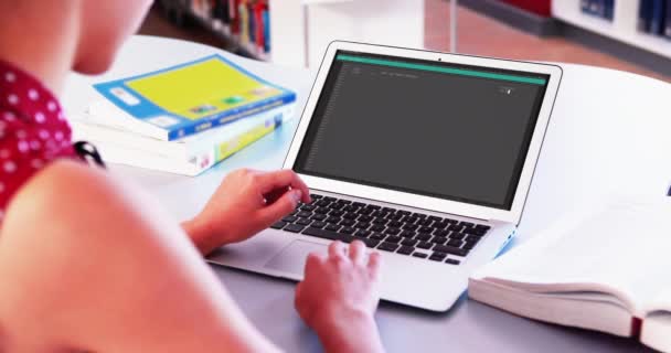 Beyaz Kadın Masa Başında Oturmuş Laptopta Veri Kodluyor Bilgisayar Kodlaması — Stok video
