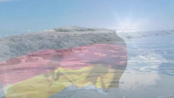 Animação Bandeira Alemanha Soprando Sobre Ondas Mar Céu Azul Ensolarado — Vídeo de Stock