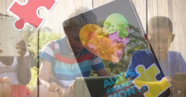 Animatie Van Kleurrijke Puzzelstukjes Smartphone Kinderen Vrienden Met Behulp Van — Stockvideo