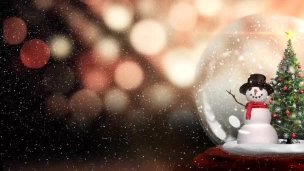 Снег Падает Снеговика Рождественскую Елку Снежном Шаре Против Пятен Света — стоковое видео