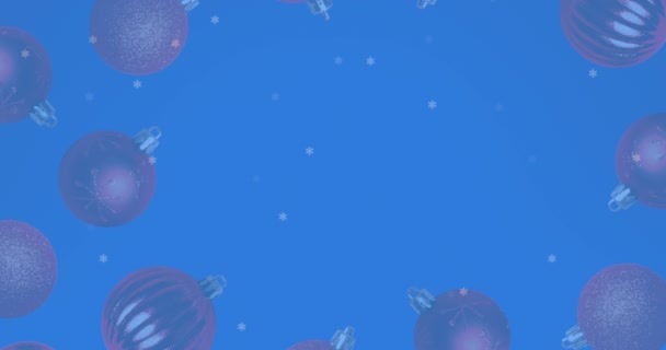 Κινούμενα Σχέδια Χιονιού Που Πέφτουν Πάνω Από Χριστουγεννιάτικα Στολίδια Μπλε — Αρχείο Βίντεο