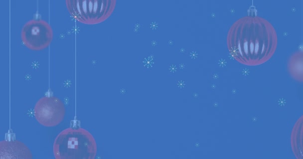在蓝色背景的圣诞装饰品上 雪花飘扬的动画 圣诞节 传统和庆祝概念数字制作的视频 — 图库视频影像