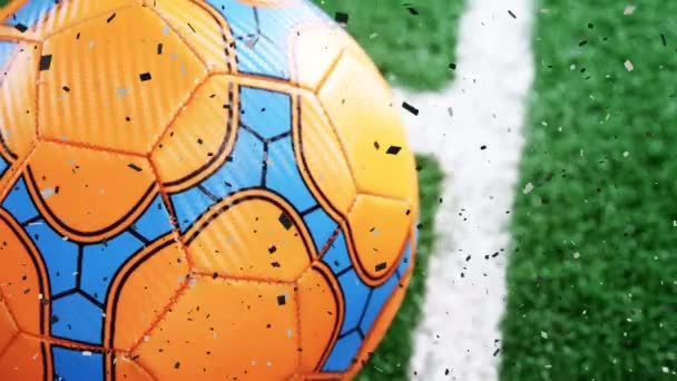 Анимация Золотых Конфетти Падающих Над Футбольным Мячом Глобальный Спорт Концепция — стоковое видео