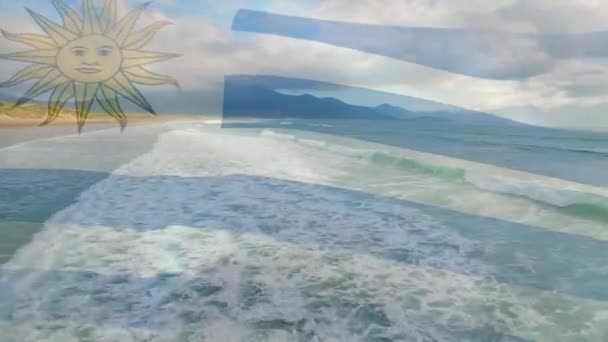 Animação Bandeira Uruguai Acenando Sobre Paisagem Praia Mar Céu Azul — Vídeo de Stock