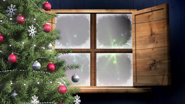Kerstboom Houten Raamkozijn Tegen Kleurrijke Lichtvlekken Zwarte Achtergrond Kerstfeest Viering — Stockvideo