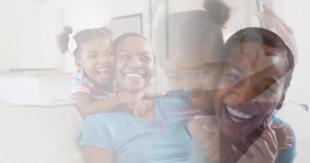 Zusammengesetzt Aus Glücklichen Afrikanisch Amerikanischen Mutter Und Tochter Die Sich — Stockvideo