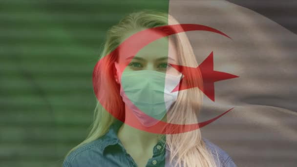 Animación Bandera Algeria Ondeando Sobre Mujer Usando Mascarilla Facial Durante — Vídeo de stock