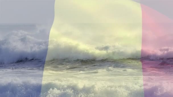 ビーチの風景の上に吹いてベルギーの旗のアニメーション 愛国心とお祝いの概念デジタルで生成されたビデオ — ストック動画