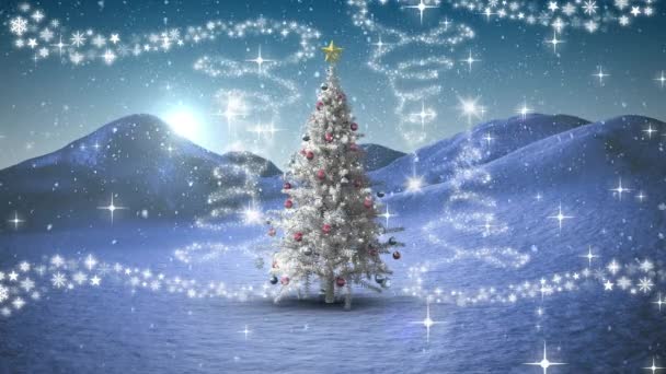 雪落在圣诞树上 冬天的风景笼罩在多星象之上 圣诞节的庆祝和庆祝概念 — 图库视频影像