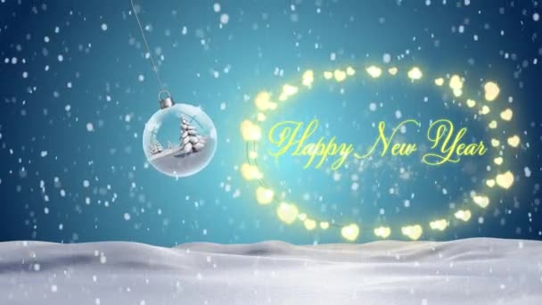 新年のテキストと冬の風景の上に落ちる雪とハンギングバブルに対する妖精のライトハッピー 大晦日のお祝いのコンセプト — ストック動画