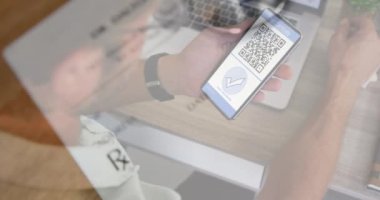 Animasyon, elinde komando 19 aşı pasaportlu akıllı telefonu olan bir adamın statoskop üzerinden tutması. küresel covid 19 salgın ve aşı konsepti dijital olarak oluşturulmuş video.