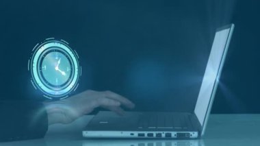 Dünya ve dizüstü bilgisayar üzerindeki bağlantı ağlarıyla saat animasyonu. küresel bağlantılar, veri işleme ve ağ konsepti dijital olarak oluşturulmuş video.