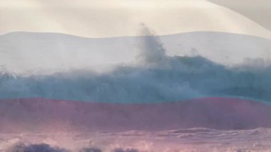 Sahilde dalgalanan Rusya bayrağının animasyonu. seyahat, tatiller, vatanseverlik ve dijital olarak üretilen video konsepti.