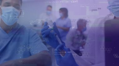 Maskeli hastaya aşı hazırlama üzerine bilimsel denklemlerin animasyonu. Dijital olarak üretilen covid pandemik konsept sırasında tıbbi hizmetler ve sağlık hizmetleri.