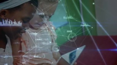 Tablet kullanan liseli kızlar üzerindeki bağlantı ağlarının animasyonu. küresel eğitim, bağlantılar, teknoloji ve veri işleme kavramı dijital olarak oluşturulmuş video.