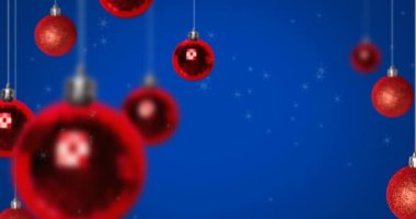Mavi arka planda, Noel süslemeleri üzerine düşen kar animasyonu. Noel, kış, gelenek ve kutlama konsepti dijital olarak oluşturulmuş video.