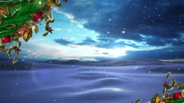 Kış manzarasına düşen kar üzerindeki Noel çelengi gökyüzündeki bulutlara karşı. Noel şenliği ve kutlama konsepti