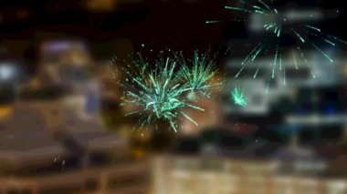 2021 'de havai fişek yağmuruna tutulan havai fişek sesleri. Yeni yıl arifesi kutlama konsepti