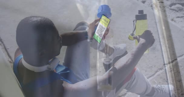Animação Homem Segurando Smartphone Com Covid Passaporte Vacinação Sobre Gotejamento — Vídeo de Stock