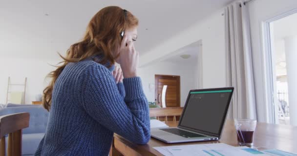 Wanita Kaukasia Yang Duduk Meja Mengkode Data Pada Laptop Coding — Stok Video