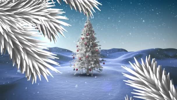 Білі Різдвяні Гілки Проти Снігу Падають Над Ялинкою Зимовому Пейзажі — стокове відео
