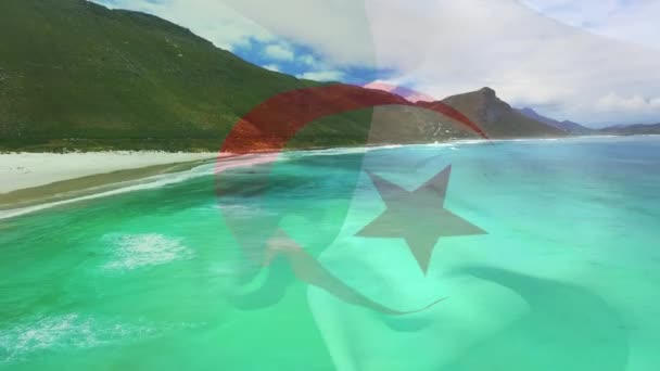 Animação Bandeira Algeria Soprando Sobre Paisagem Praia Viagem Feriados Patriotismo — Vídeo de Stock