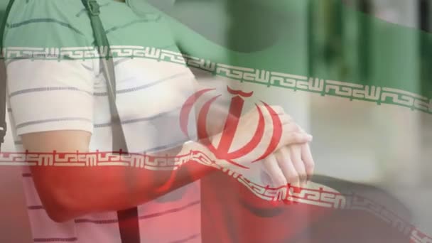 Animación Bandera Irán Ondeando Sobre Hombre Con Máscara Facial Durante — Vídeo de stock