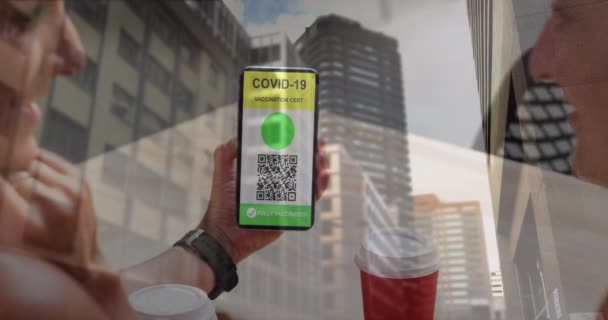 Animazione Donna Che Tiene Smartphone Con Covid Passaporto Vaccinazione Sopra — Video Stock