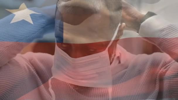 Animación Bandera Del Chile Ondeando Sobre Hombre Con Máscara Facial — Vídeos de Stock