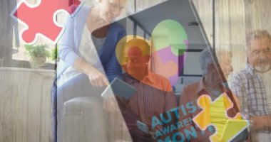 Renkli yapboz parçaları ve otizm metinlerinin animasyonu elektronik cihazlar kullanarak son sınıf arkadaşlarının üzerinde. otizm, öğrenme güçlüğü, destek ve farkındalık kavramı dijital olarak oluşturulmuş video.