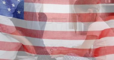 Amerikan bayrağının, beyaz bir kızın babasına ayakkabı bağlarken sallanışının canlandırması. Amerikan vatanseverliği, bağımsızlık ve kutlama konsepti dijital olarak oluşturulmuş video.