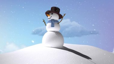 Kışın kardan adamın üzerine yağan kar mavi gökyüzündeki bulutlara çarpıyor. Noel şenliği ve kutlama konsepti