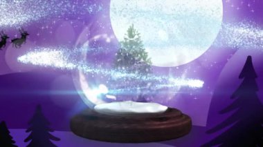 Gece gökyüzüne karşı kış manzarasında kar küresi içinde Noel ağacı etrafında kayan bir yıldız. Noel şenliği ve kutlama konsepti