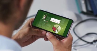Beyaz adamın elleri ekranda istatistikleri olan akıllı telefon kullanıyor. iletişim, veri teknolojisi ve dijital arayüz kavramı dijital olarak oluşturulmuş video.