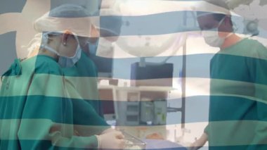 Ameliyathanede cerrahların üzerinde sallanan Yunan bayrağının animasyonu. küresel tıp, covid 19 pandemik konsept sırasında sağlık hizmetleri dijital olarak üretilen video.