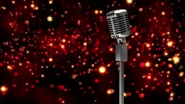 Retro metalik mikrofon kırmızı ışık noktalarına karşı siyah zemin. müzik etkinliği ve kutlama konsepti