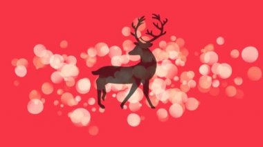 Kırmızı arka planda yürüyen siyah ren geyiği siluetinin üzerinde beyaz ışık lekeleri. Noel şenliği ve kutlama konsepti