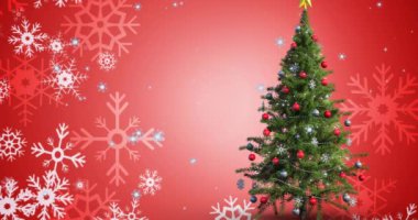 Kırmızı arka planda, Noel ağacının üzerine düşen kar animasyonu. Noel, gelenek ve kutlama konsepti dijital olarak oluşturuldu.