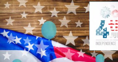 Bağımsızlık Günü Animasyonu Amerikan modelinin bayrağı üzerine yazılmış bir metin. Amerikan vatanseverliği, bağımsızlık ve kutlama konsepti dijital olarak oluşturulmuş video.