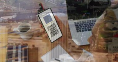 Şehir manzarası üzerinde elinde kovid 19 aşı pasaportlu akıllı telefonu olan bir kadının animasyonu. küresel covid 19 salgın ve aşı konsepti dijital olarak oluşturulmuş video.