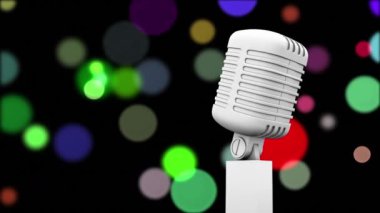 Retro beyaz mikrofon renkli ışık noktalarına karşı siyah arkaplan. müzik etkinliği ve kutlama konsepti