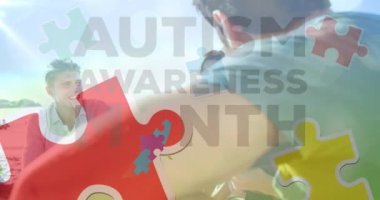 Renkli yapboz parçaları ve otizm metinlerinin animasyonu yaz plaj partisinde mutlu arkadaşlardan üstündür. otizm, öğrenme güçlüğü, destek ve farkındalık kavramı dijital olarak oluşturulmuş video.