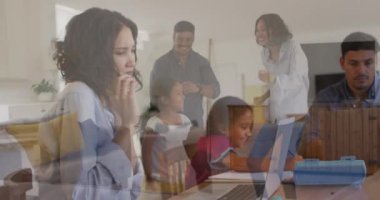 Evde çalışan ebeveynlerin ve kızların birleşimi, ve evde birlikte dans ederken eğlenmek. aile, evden ve boş zaman konseptinden dijital olarak üretilen video.