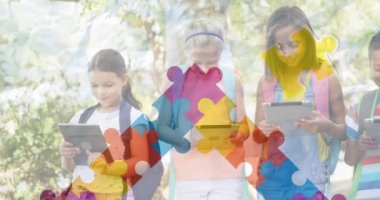 Arkadaşlarının elektronik aletler kullanması üzerine renkli yapboz parçaları ve otizm metinlerinin animasyonu. otizm, öğrenme güçlüğü, destek ve farkındalık kavramı dijital olarak oluşturulmuş video.