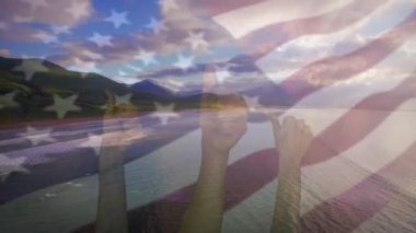 Amerikan bayrağının el sallaması sahilin manzarasında güzel bir jest. seyahat, tatiller, vatanseverlik ve dijital olarak üretilen video konsepti.