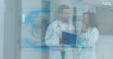 Konuşulan erkek ve kadın doktor üzerinden canlı hücre arayüzü ve şebeke üzerinde animasyon. Coronavirus pandemik konsepti sırasında dijital olarak üretilen tıbbi hizmetler ve araştırmalar.
