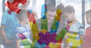 Elektronik cihazlar kullanan çocuklar ve insanlar üzerindeki renkli yapboz parçalarının animasyonu. otizm, öğrenme güçlüğü, destek ve farkındalık kavramı dijital olarak oluşturulmuş video.