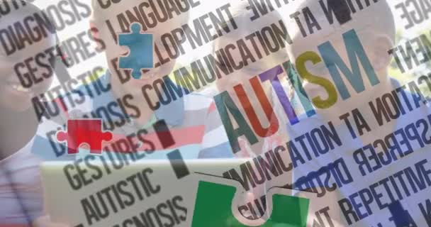 彩色拼图和孤独症文字在儿童身上的动画效果 自闭症 学习困难 支持和意识概念数字生成的视频 — 图库视频影像