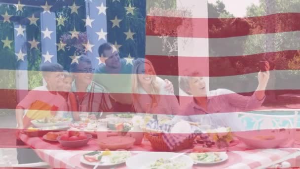 美国国旗在微笑的高加索家庭上空飘扬 美国的爱国主义 独立和庆祝概念数码视频 — 图库视频影像